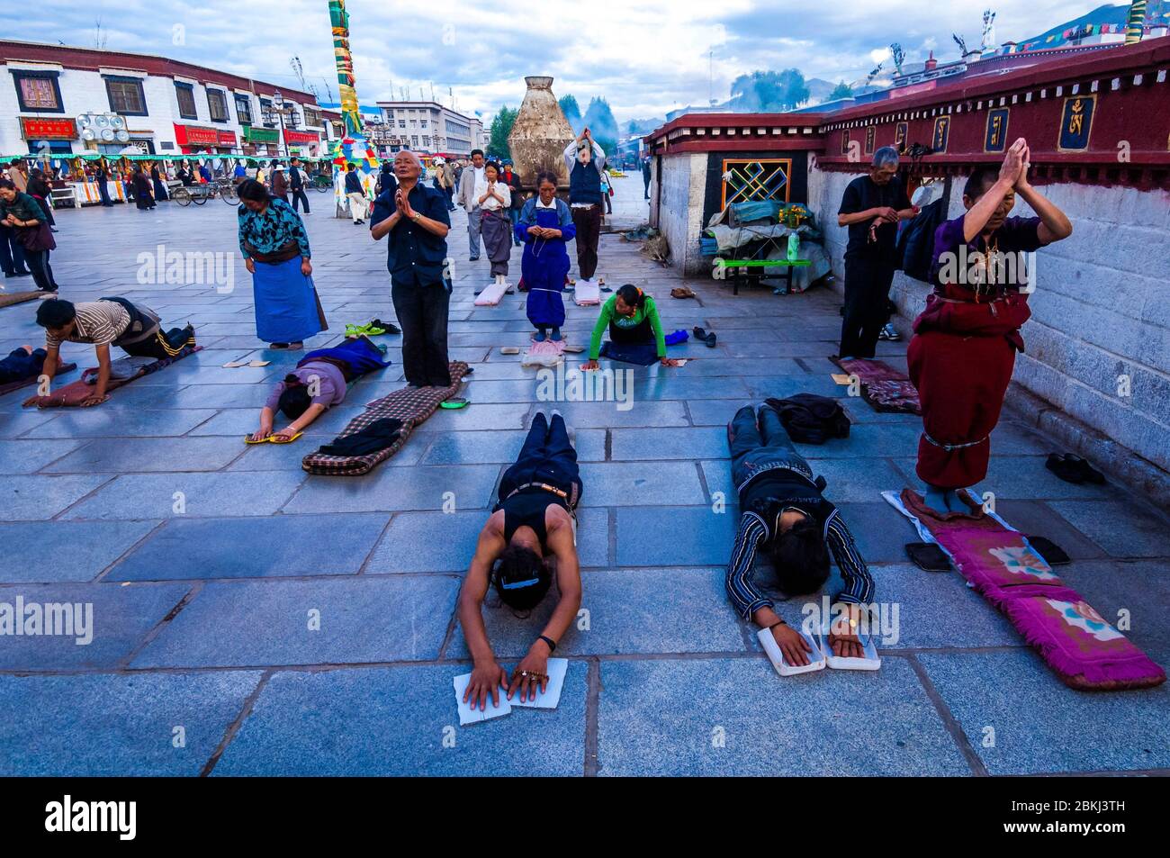 Cina, Tibet centrale, Ü Tsang, Lhasa, tempio di Jokhang, il santuario più venerato del Tibet, folla in prostrazione fuori dall'ingresso Foto Stock