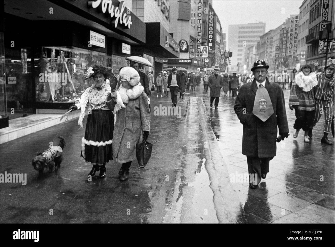Colonia Carnevale donne in abito fantasia e un uomo con una cravatta grande donne tagliare i legami in cambio di un bacio febbraio 1979 Foto Stock