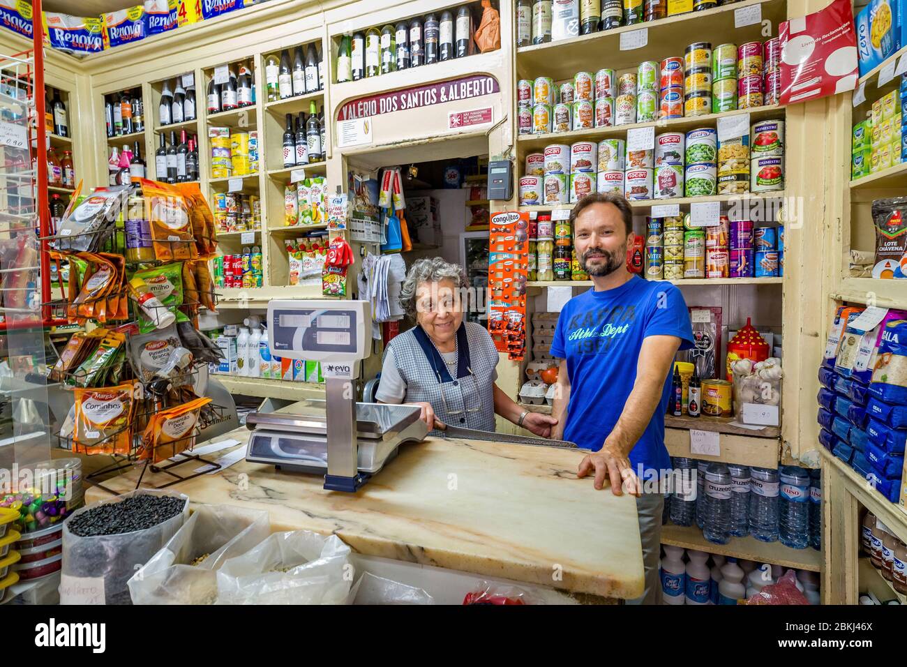Portogallo, Lisbona, quartiere di Bairro Alto, negozio di alimentari all'interno del loro negozio locale Foto Stock