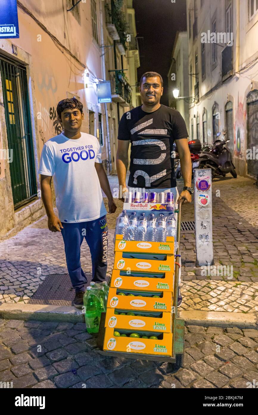 Portogallo, Lisbona, quartiere di Bairro Alto, Bairro Alto è una delle zone più frequentate di Lisbona di notte con un'alta concentrazione di bar e ristoranti, commercianti di quartiere Foto Stock