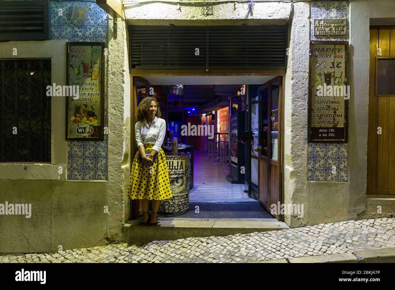 Portogallo, Lisbona, quartiere Bairro Alto, Bairro Alto è una delle zone più frequentate di Lisbona di notte, con un'alta concentrazione di bar e ristoranti Foto Stock