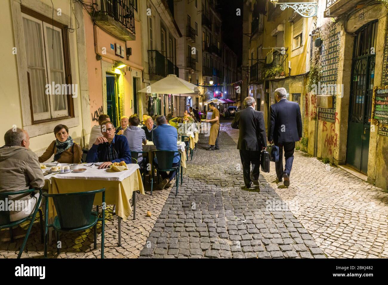 Portogallo, Lisbona, quartiere Bairro Alto, Bairro Alto è una delle zone più frequentate di Lisbona di notte, con un'alta concentrazione di bar e ristoranti Foto Stock