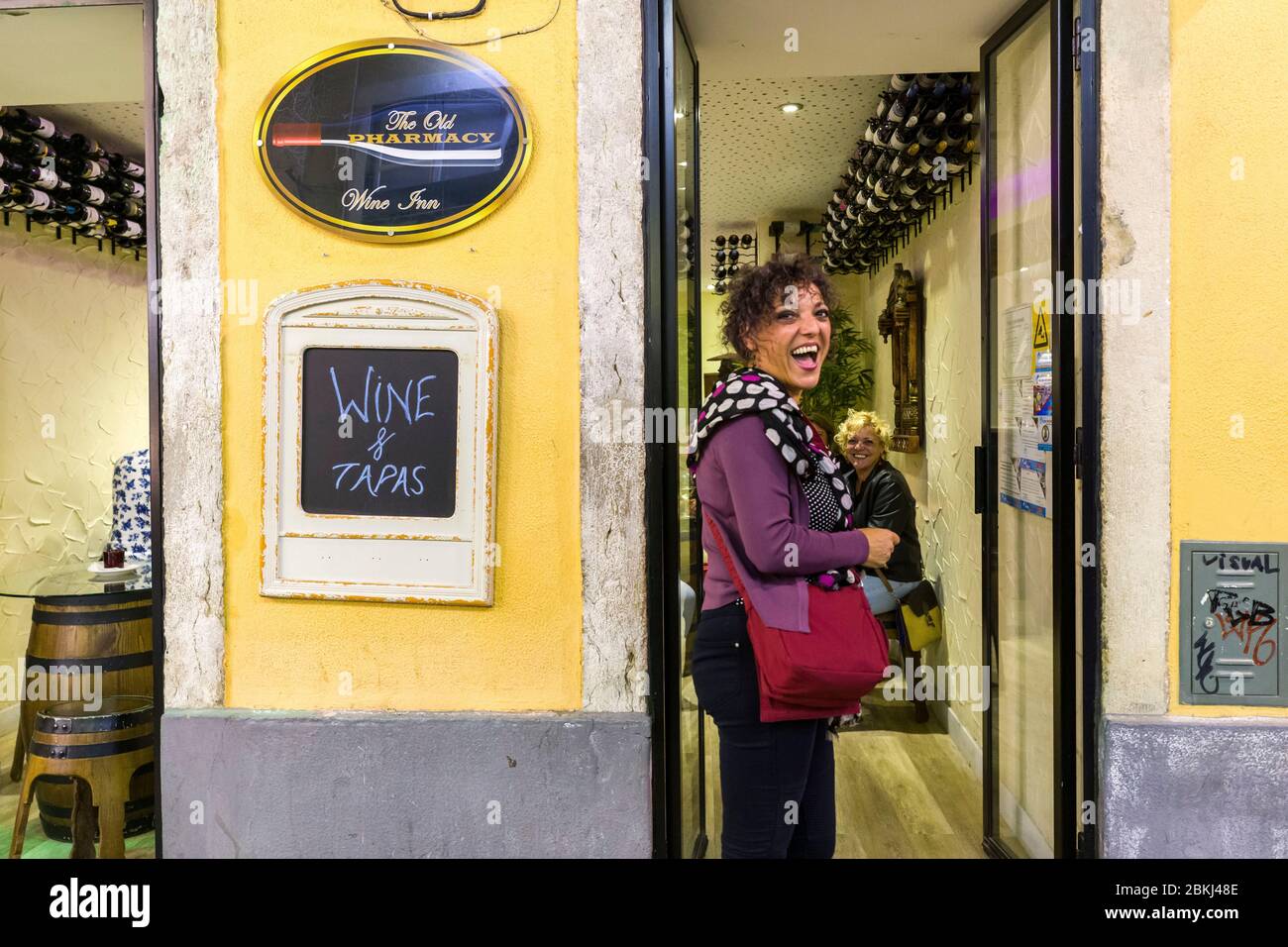 Portogallo, Lisbona, quartiere Bairro Alto, Bairro Alto è una delle zone più frequentate di Lisbona di notte con un'alta concentrazione di bar e ristoranti, spagnolo in un wine bar Foto Stock