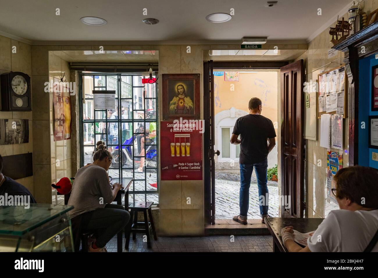 Portogallo, Lisbona, Madragoa, all'interno di un bar di quartiere Foto Stock