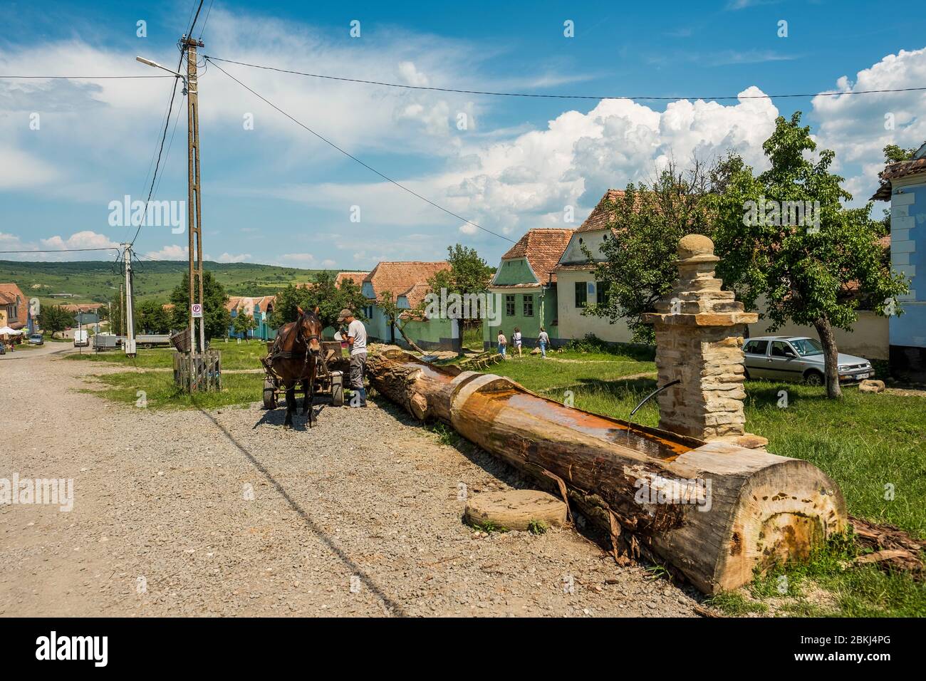 Romania, Transilvania, Viscri, villaggio con chiesa fortificata, patrimonio mondiale dell'UNESCO, un contadino rumeno pulisce il suo carro Foto Stock