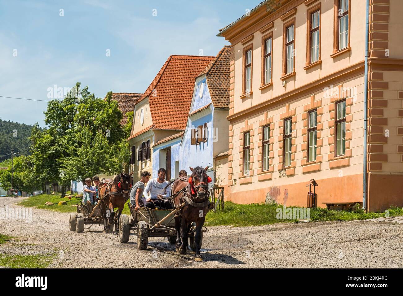 Romania, Transilvania, Viscri, villaggio con chiesa fortificata, patrimonio mondiale dell'UNESCO, carretto trainato da cavalli Foto Stock