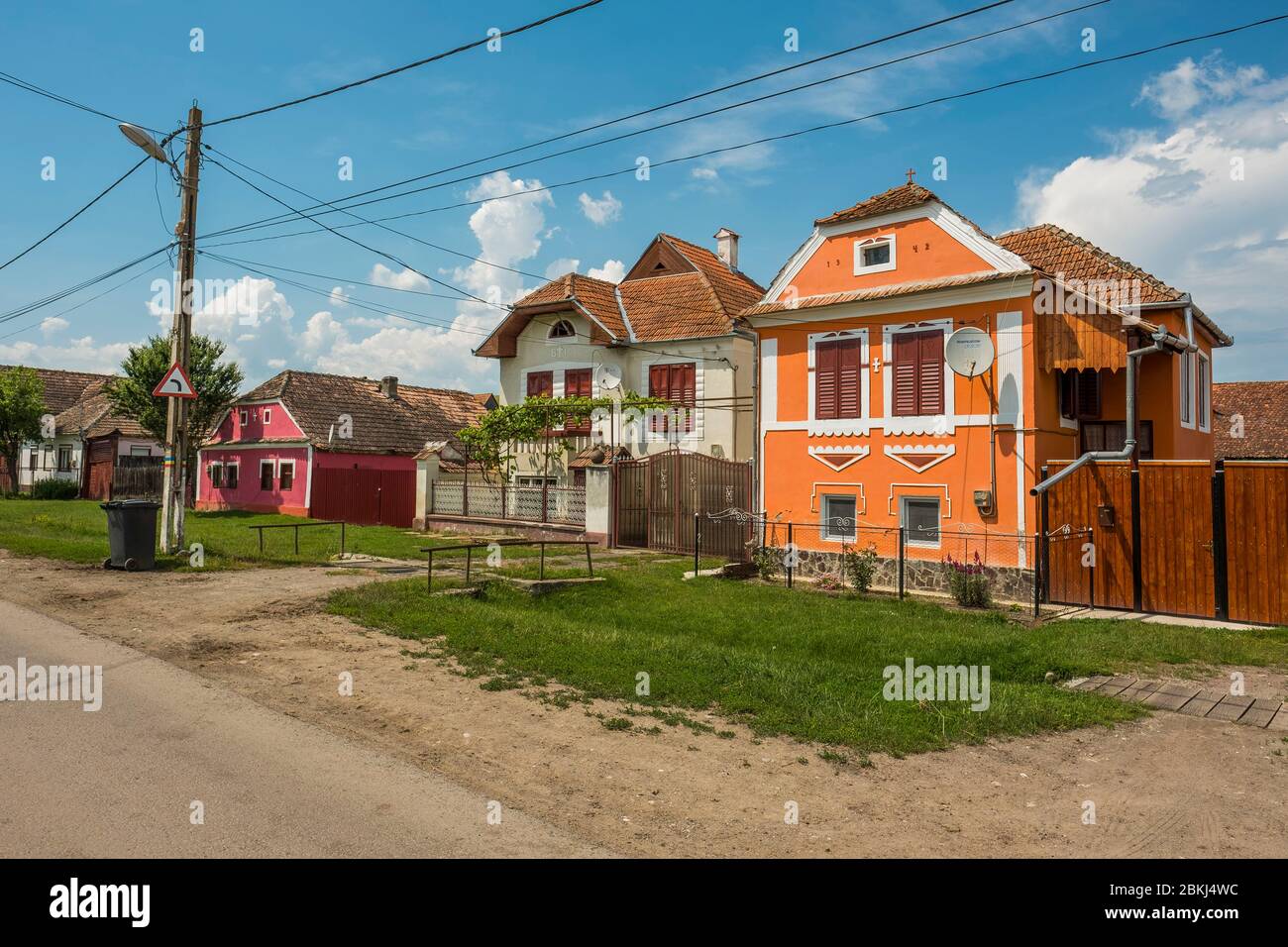 Romania, Judovo di Brasov, Gybert, case tradizionali lungo la strada Foto Stock