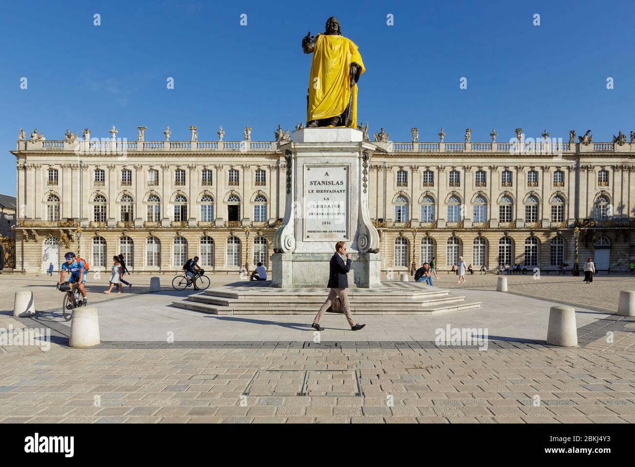 Francia, Meurthe et Moselle, Nancy, piazza Stanislas (ex piazza reale) costruita da Stanislas Lescynski, re di Polonia e ultimo duca di Lorena nel 18 ° secolo, elencati come Patrimonio Mondiale dell'Umanità dall'UNESCO, facciata della sala cittadina, statua di Stanislas con la maglia gialla del Tour de France Foto Stock