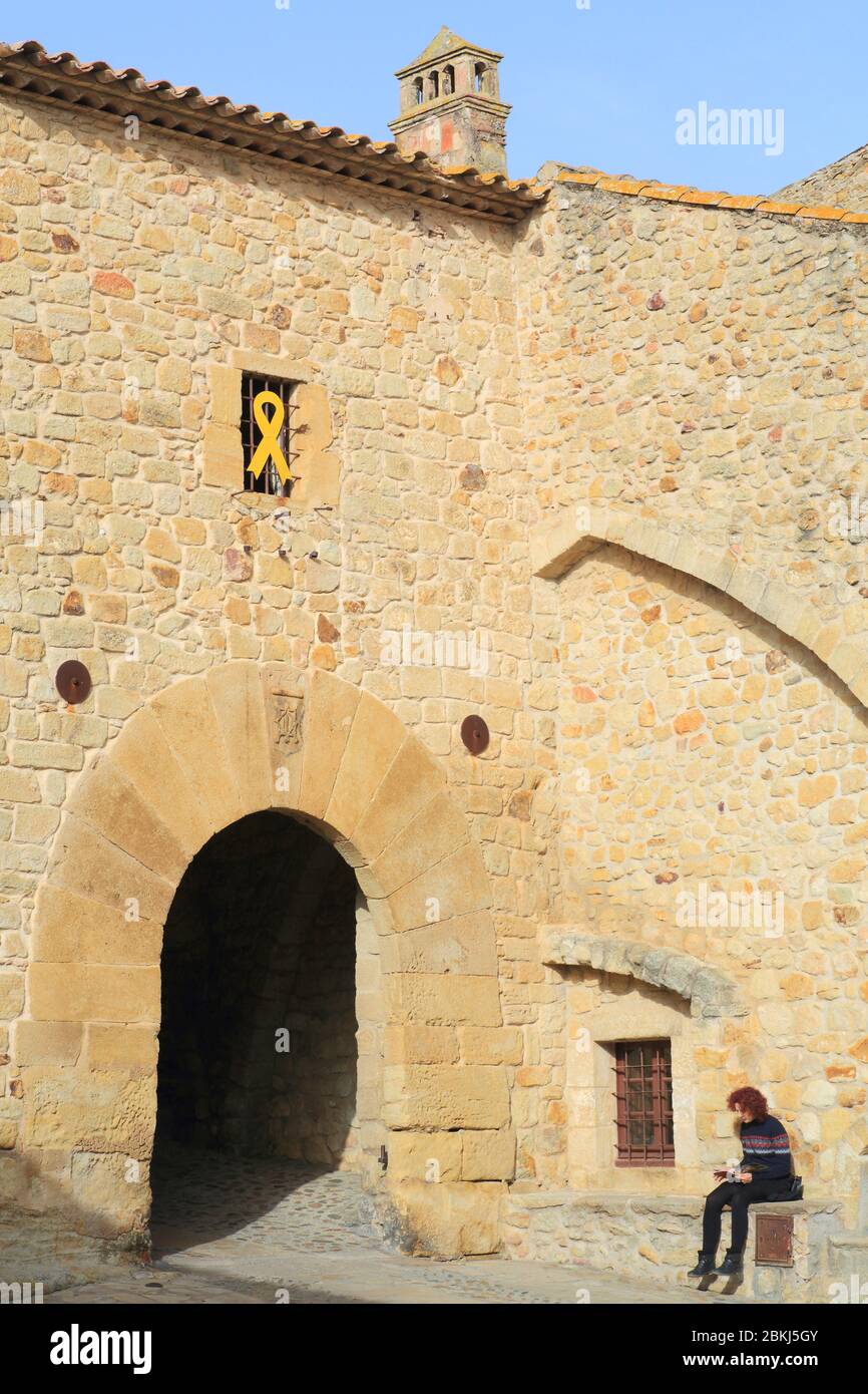 Spagna, Catalogna, Baix Empordà, Costa Brava, Pals, piazza del municipio, porta d'ingresso al centro storico Foto Stock