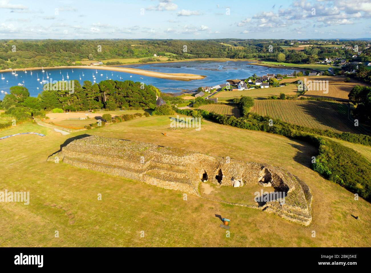 Francia, Finistère (29), Baie de Morlaix, Presqu'ïle de Kernehelen, site mégalithique du Cairn de Barnenez, vieux de 6000 ans composé de 2 cairns (pierres accumulés renfermant une chambre funéraire) (vue aérienne)/Francia, Finistere, Morlaix Bay, Kernehelen vista aerea di due anni Cairn vecchio, 6000 Foto Stock