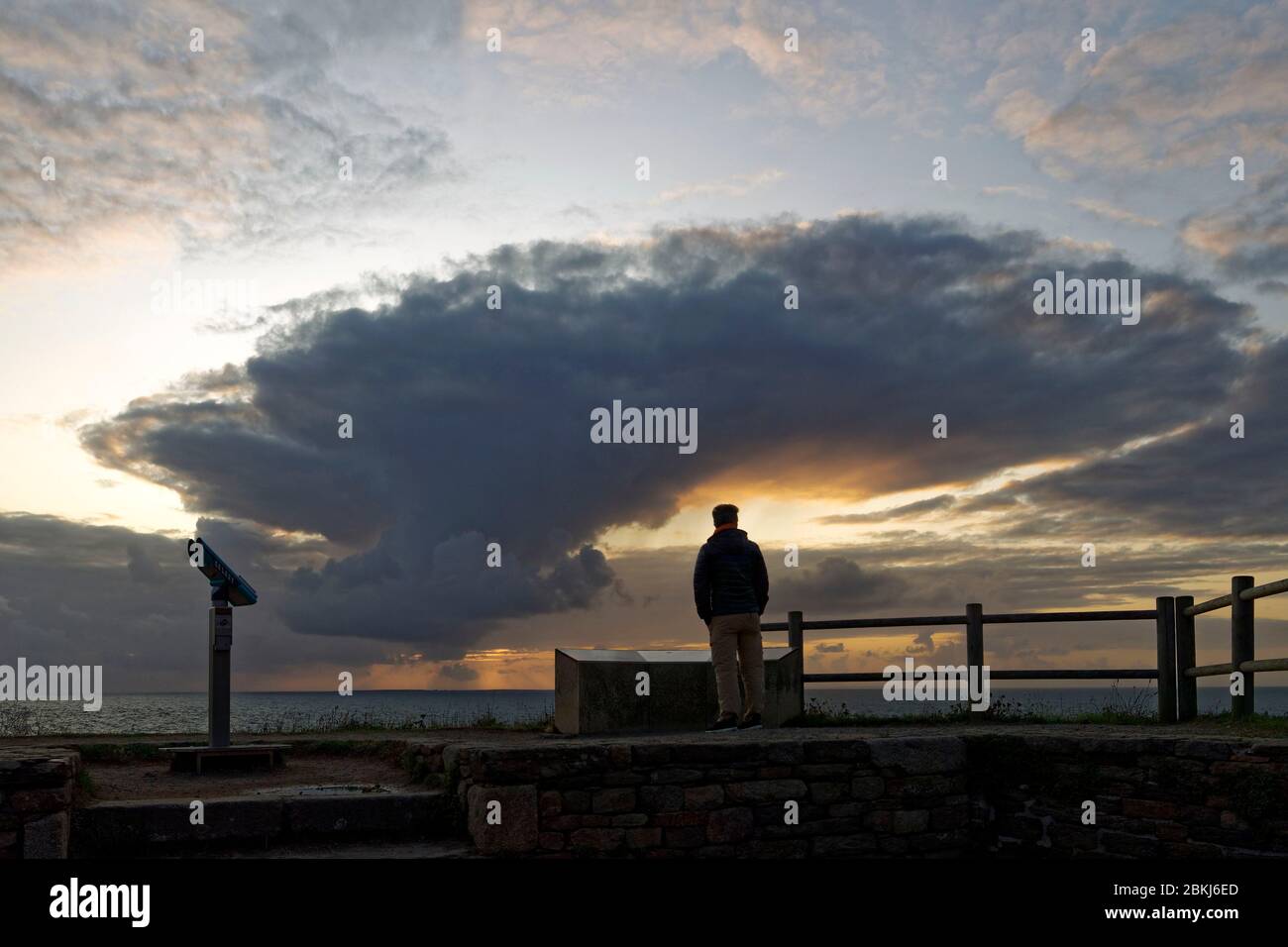 Francia, Finistere, Pougonvelin, fermata El Camino de Santiago, Pointe de Saint Mathieu, tramonto Foto Stock