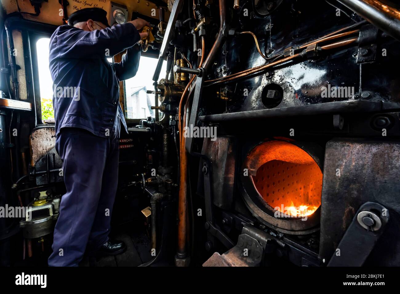 Regno Unito, Scozia, Highlands, Mallaig, il treno a vapore Jacobite, meglio conosciuto come il treno di Harry Potter, sulla sua strada per Mallaig, il driver nella sua auto Foto Stock