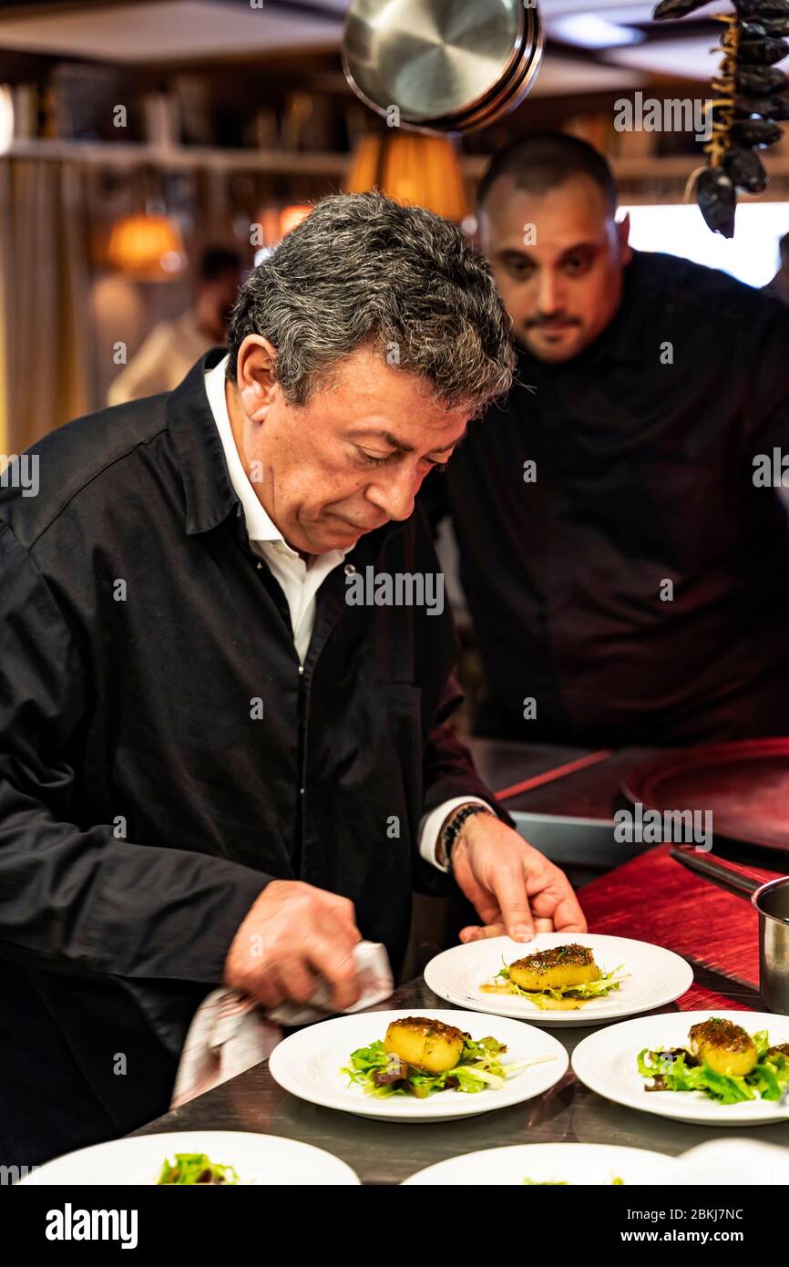 Francia, Gironde, Bassin d'Arcachon, la teste-de-Buch, le Pyla-sur-Mer, pasto dello chef al ristorante dell'hotel ha (a) ïtza in occasione della pubblicazione del libro Copains comme Cochon di Eric Ospital, lo specialista in Ibaïama, salumi baschi, chef Christian Constant in cucina Foto Stock