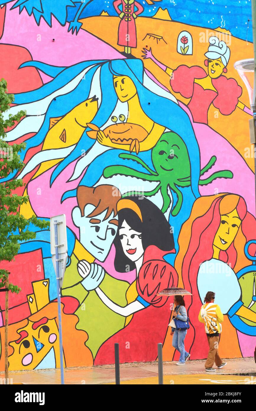 Portogallo, Lisbona, Sao Vicente, Rua Natália Correia, affresco murale intitolato Once on a Time dall'artista Isa Silva Foto Stock