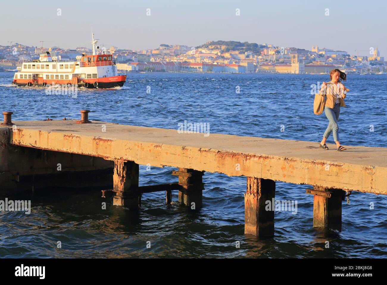Portogallo, Lisbona, vista dalla banchina di Arialva (quartiere di Almada) sulla capitale e un traghetto Foto Stock