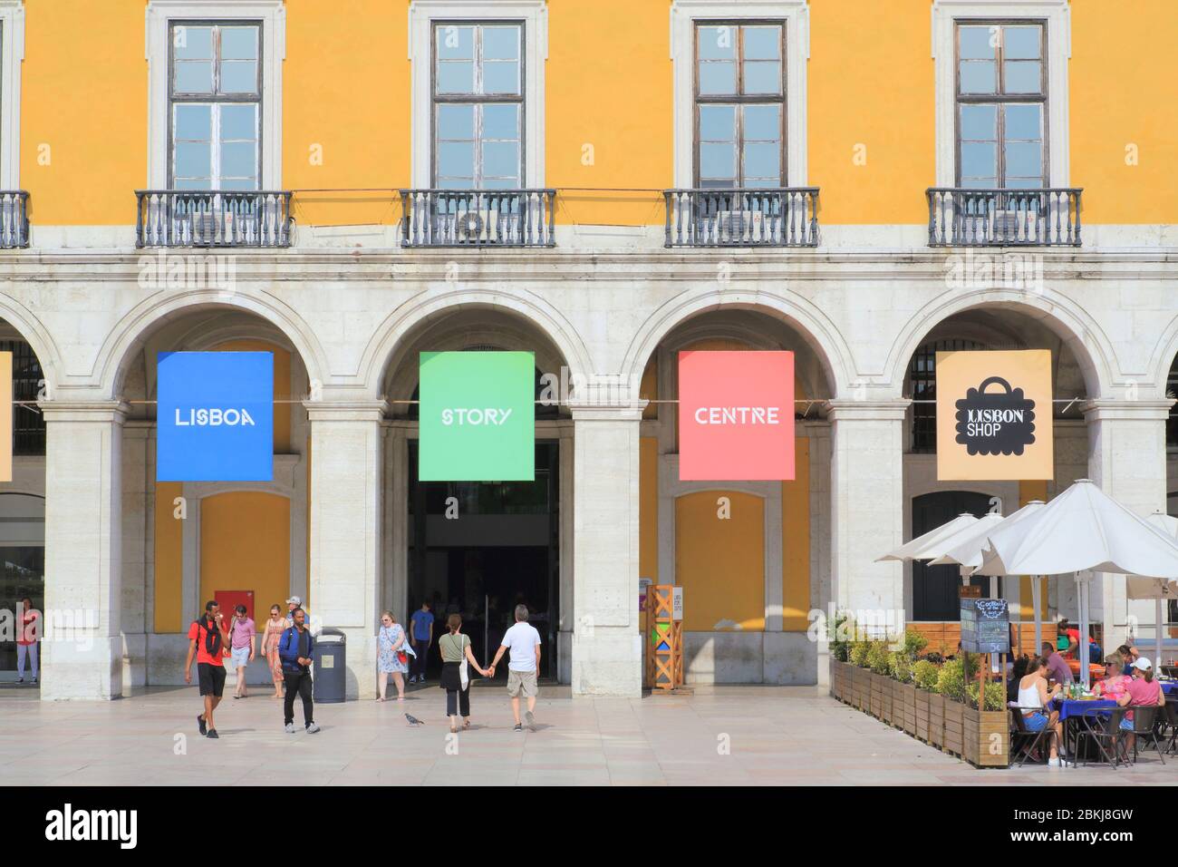 Portogallo, Lisbona, Baixa, Praça do Comércio (Piazza del Commercio), facciata del XVIII secolo con ingresso al Lisboa Story Centre Foto Stock