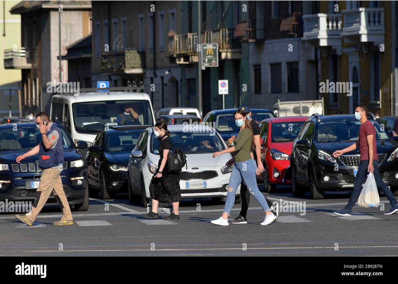 Milano, fase 2 emergenza coronavirus, primo giorno di apertura parziale aumento del traffico in città, via Cermenate (Maurizio Maule/Fotogramma, Milano - 2020-05-04) p.s. la foto e' utilizzabile nel rispetto del programma in cui e' stata vista, e senza intenzione diffamatorio del presente delle persone rapate Foto Stock