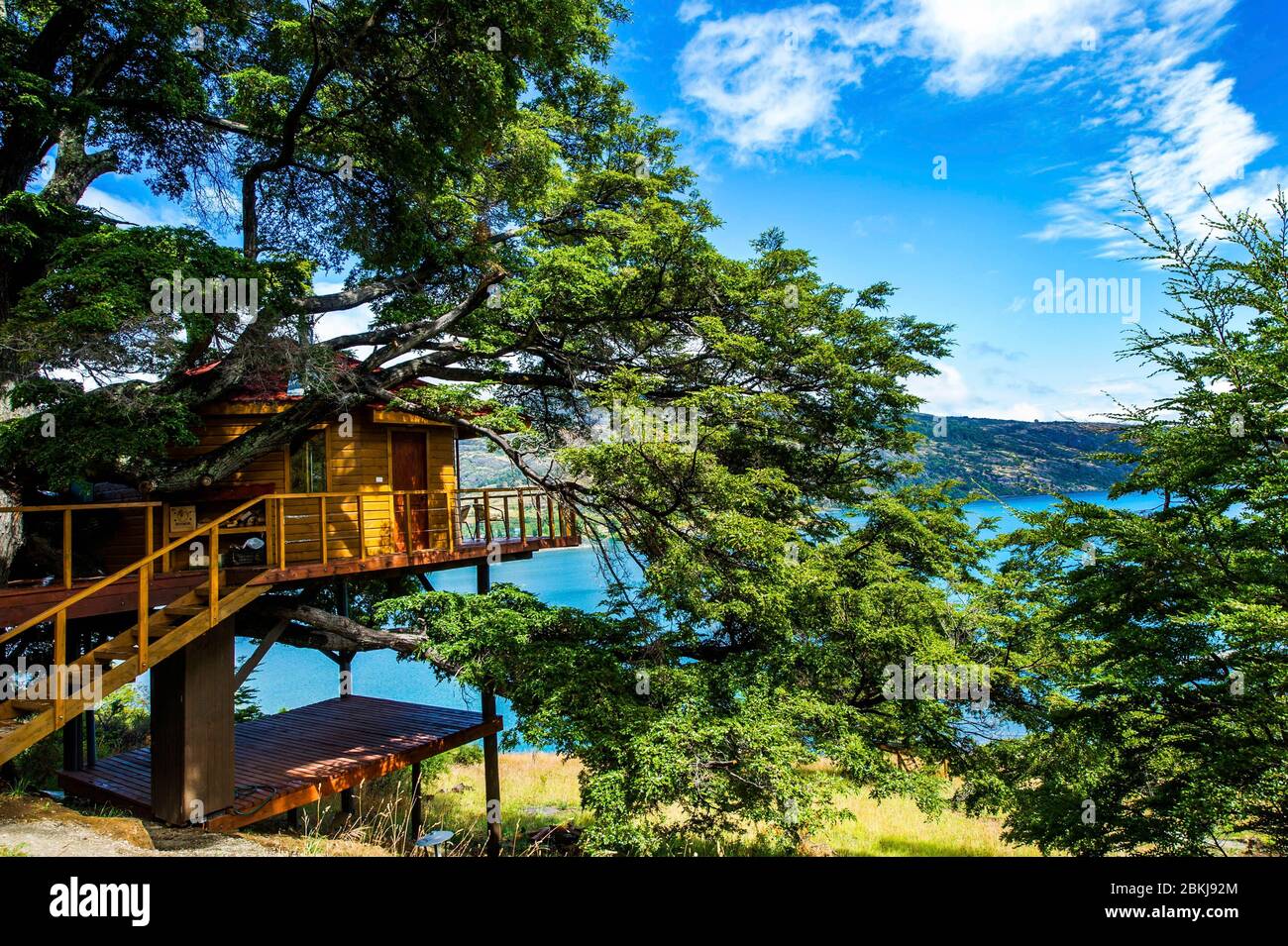 Cile, Patagonia, Aysen, Coyhaique, Puerto Guadal, Terra Luna Lodge, superbo arco in legno ancorato sulle rive del Lago General Carrera Foto Stock