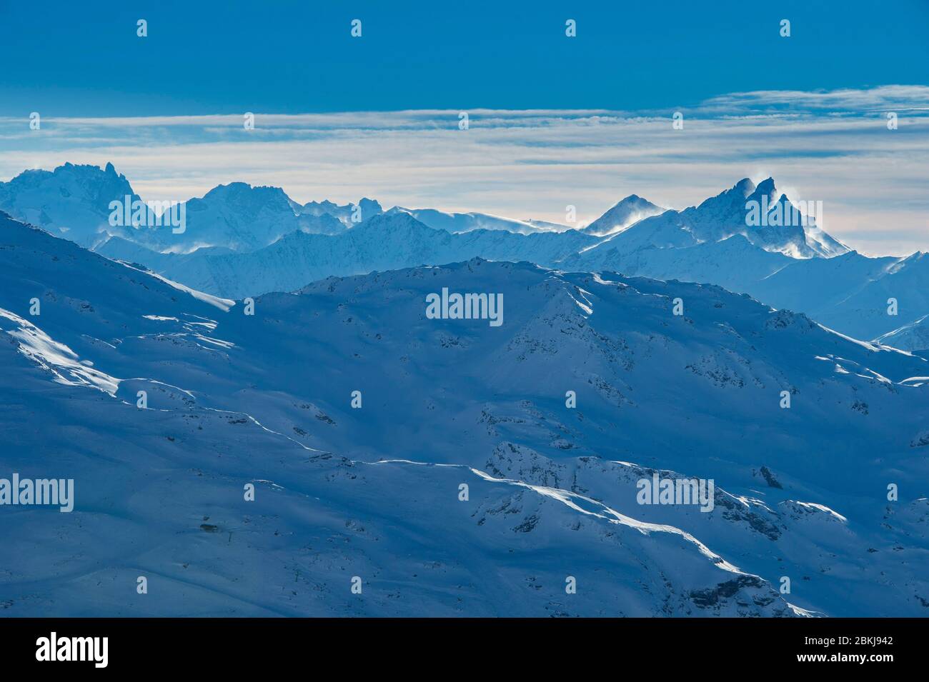 Francia, Savoia, massiccio della Vanoise, tre valli ski area, Saint Martin de Belleville, Les Menuires, dalla cima delle piste viste a sud con gli aghi Arves e le sue prugne di neve soffiato Foto Stock