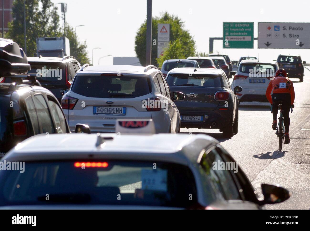 Milano, fase 2 emergenza coronavirus, primo giorno di apertura parziale aumento del traffico in città, via Cermenate (Maurizio Maule/Fotogramma, Milano - 2020-05-04) p.s. la foto e' utilizzabile nel rispetto del programma in cui e' stata vista, e senza intenzione diffamatorio del presente delle persone rapate Foto Stock