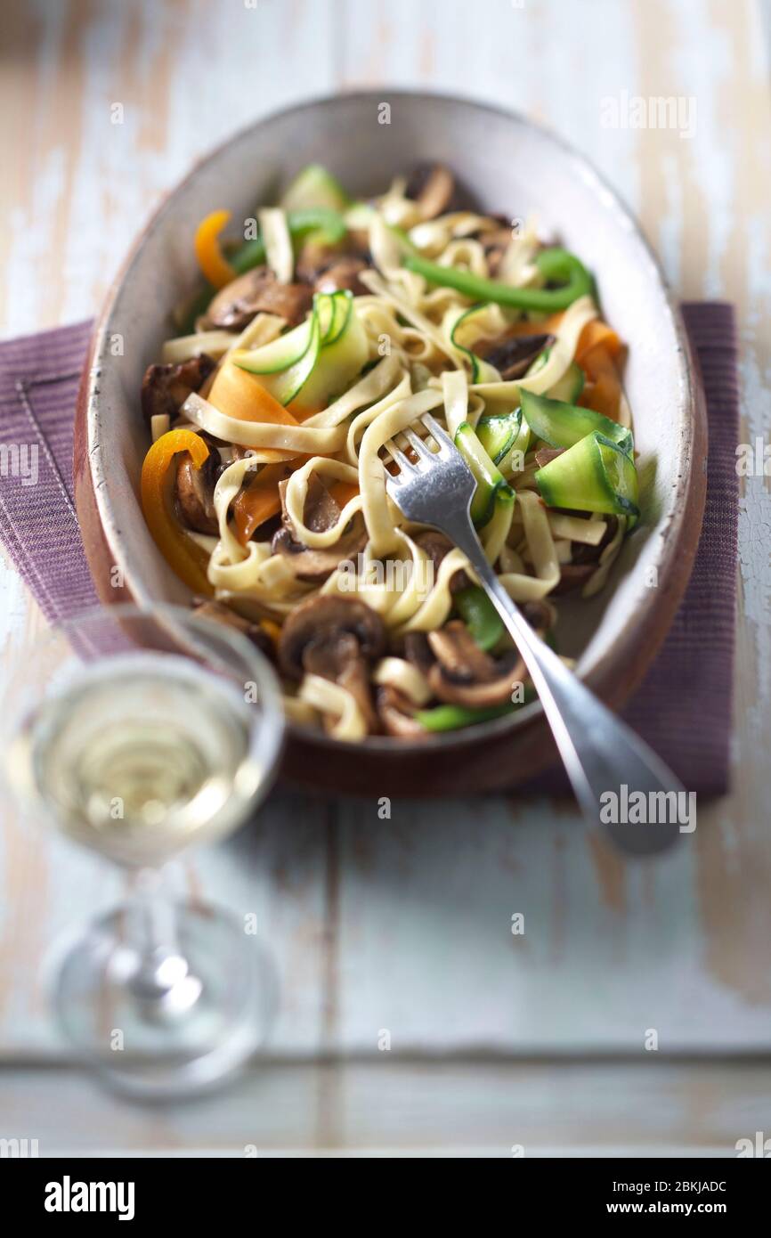 Tagliatelle di lino funghi vegetali Foto Stock