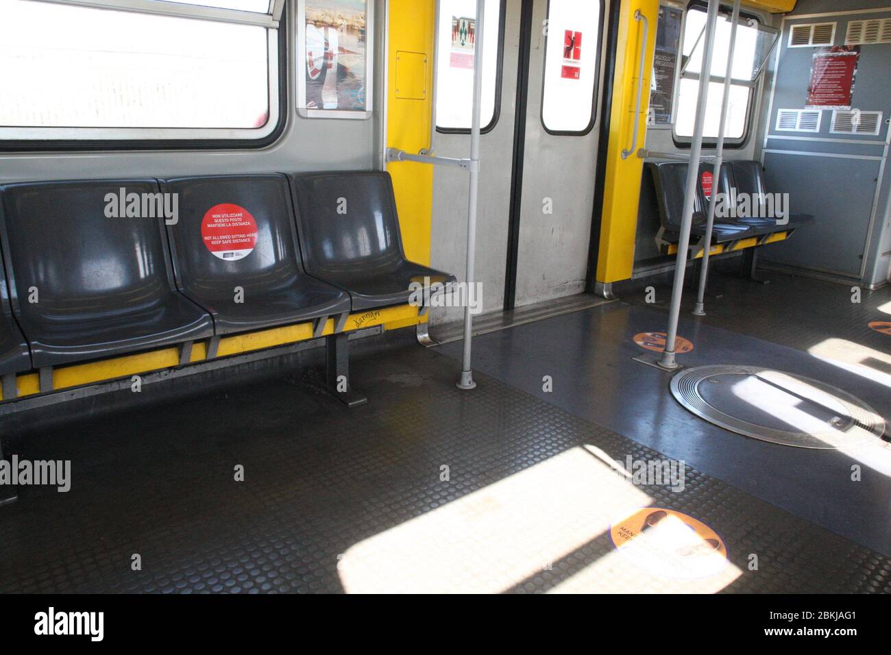 Napoli, Italia. 04 maggio 2020. Il servizio di trasporto metropolitano di Napoli, linea 1 che dalla periferia con la stazione Piscinola, attraversa la città fino alla stazione Garibaldi, riprende a correre dopo la fase di blocco. (Foto di Salvatore Esposito/Pacific Press/Sipa USA) Credit: Sipa USA/Alamy Live News Foto Stock