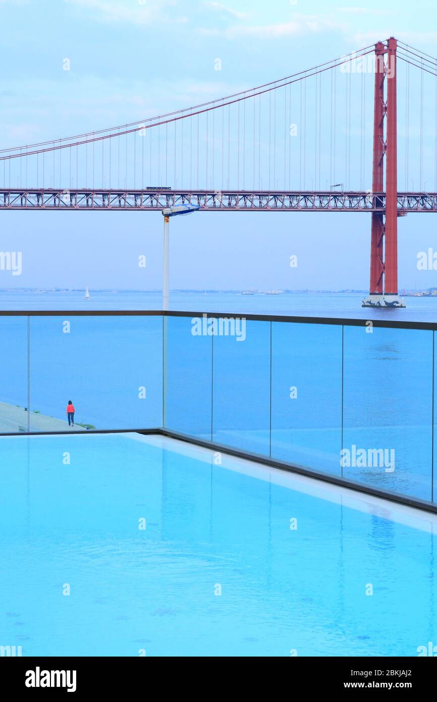 Portogallo, Lisbona, Belém, Avenida Brasília, Sud Pool Lounge Bar ((Sud Lisboa) con vista sul Tago e il ponte 25 aprile Foto Stock