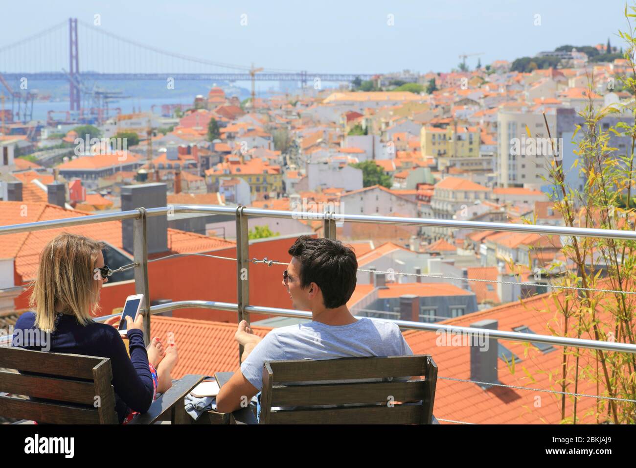 Portogallo, Lisbona, Bairro Alto, Park Restaurant bar installato sul tetto di un parcheggio, tetto con vista sul quartiere Lapa, il Tagus e il ponte 25 aprile Foto Stock