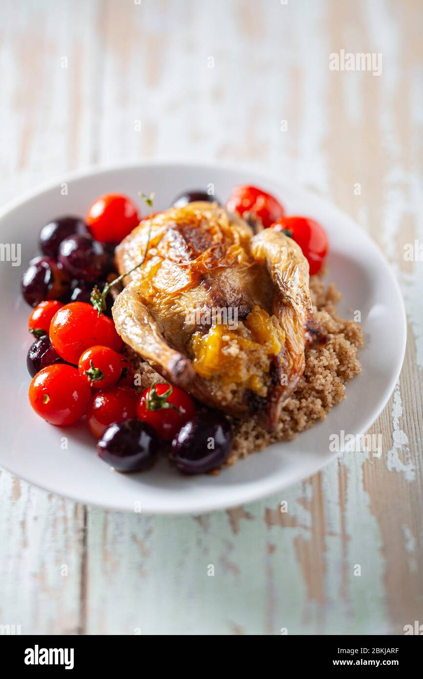 Quaglia ripiena di fonio e pomodoro di fricassea di mango Foto Stock