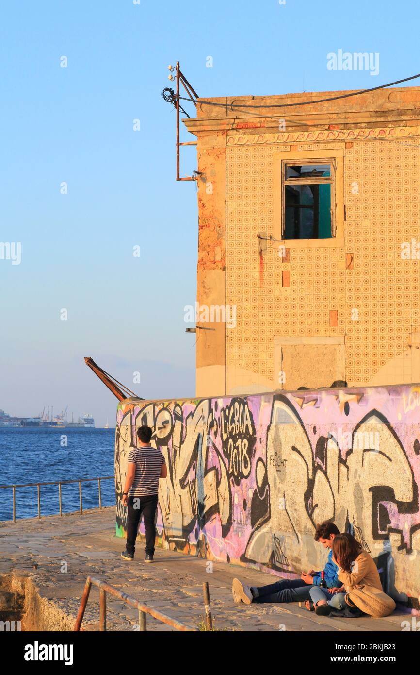 Portogallo, Lisbona, Almada, riva sinistra del Tago, vecchia sardinerie lungo il fiume Foto Stock