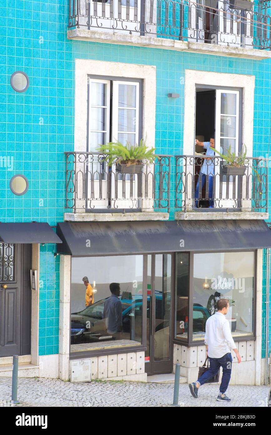 Portogallo, Lisbona, Bairro Alto, Calcada do Combro, strada tradizionale con una facciata azulejos Foto Stock