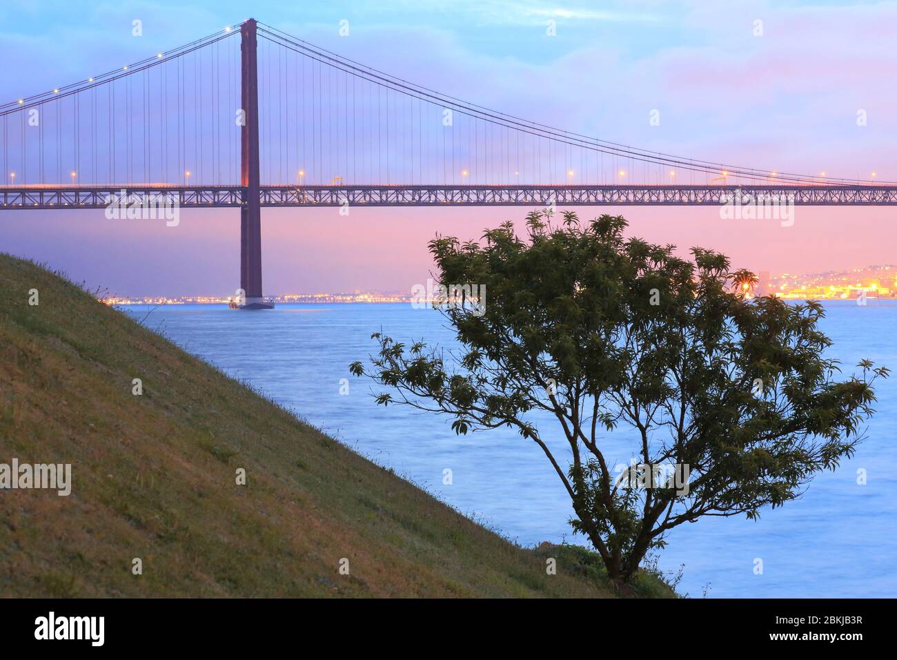 Portogallo, Lisbona, Almada, vista del Tago e il Ponte del 25 aprile Foto Stock