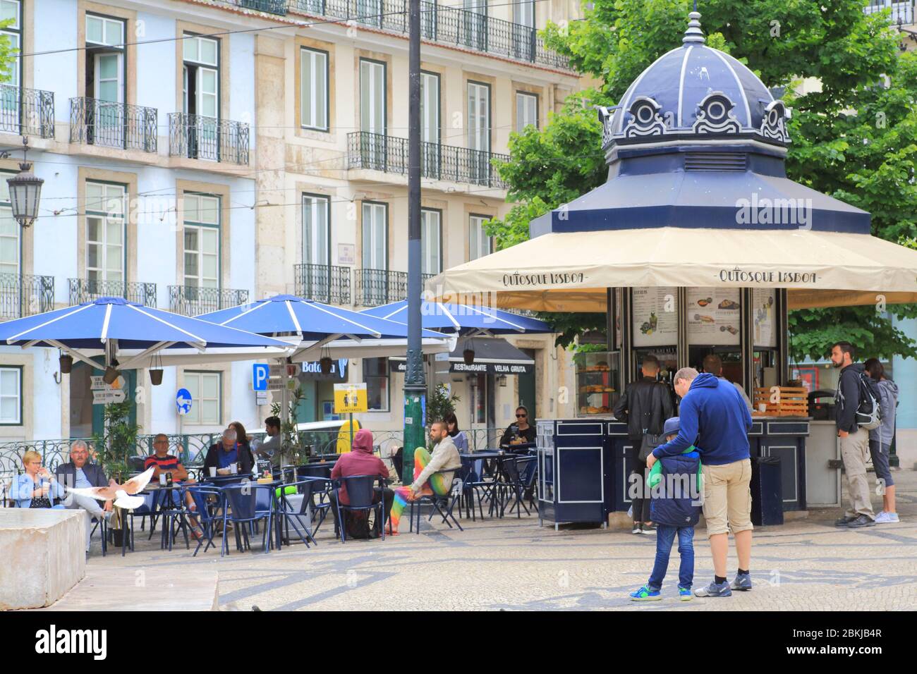 Portogallo, Lisbona, Chiado, Praça Luís de Camões, caffetteria installata in un chiosco Foto Stock