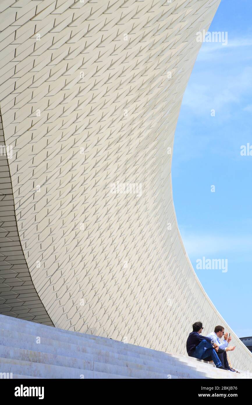 Portogallo, Lisbona, Belém, MAAT (Museo d'Arte, architettura e tecnologia o Museu de Arte, Arquitetura e tecnologia) inaugurato nel 2016 e progettato dall'architetto britannico Amanda Levete Foto Stock
