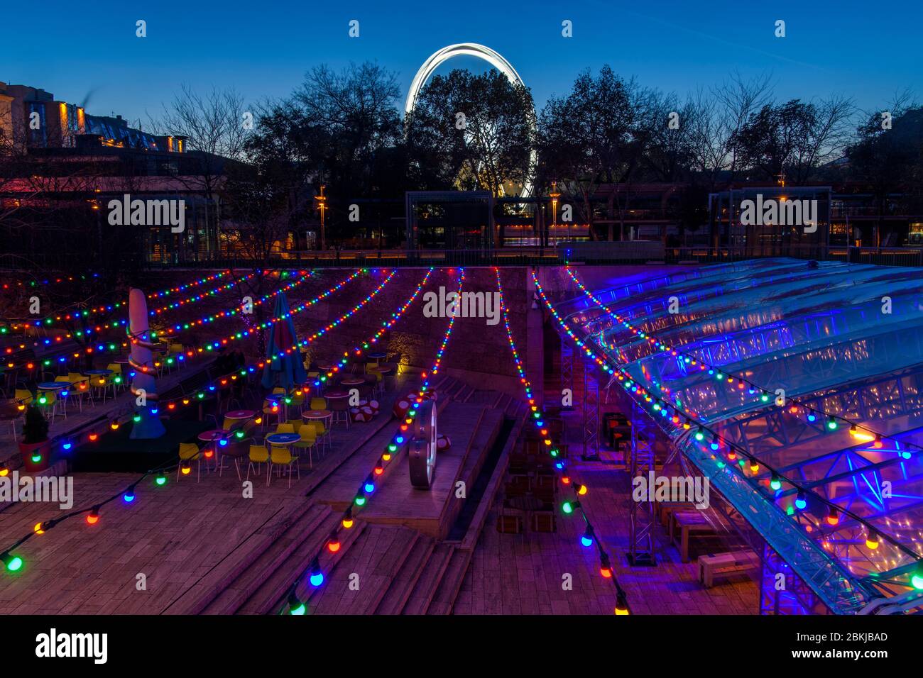 Centro di Budapest (Pest) - illuminazione decorativa in un caffè all'aperto in Piazza Erzsebet, Budapest, Ungheria Centrale Foto Stock