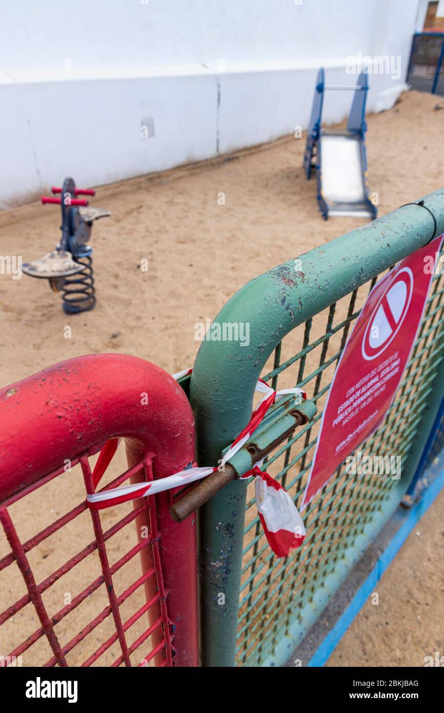 Parco giochi per bambini registrato durante il covid 19 lockdown nella zona turistica di Costa Adeje, Tenerife, Isole Canarie, Spagna Foto Stock