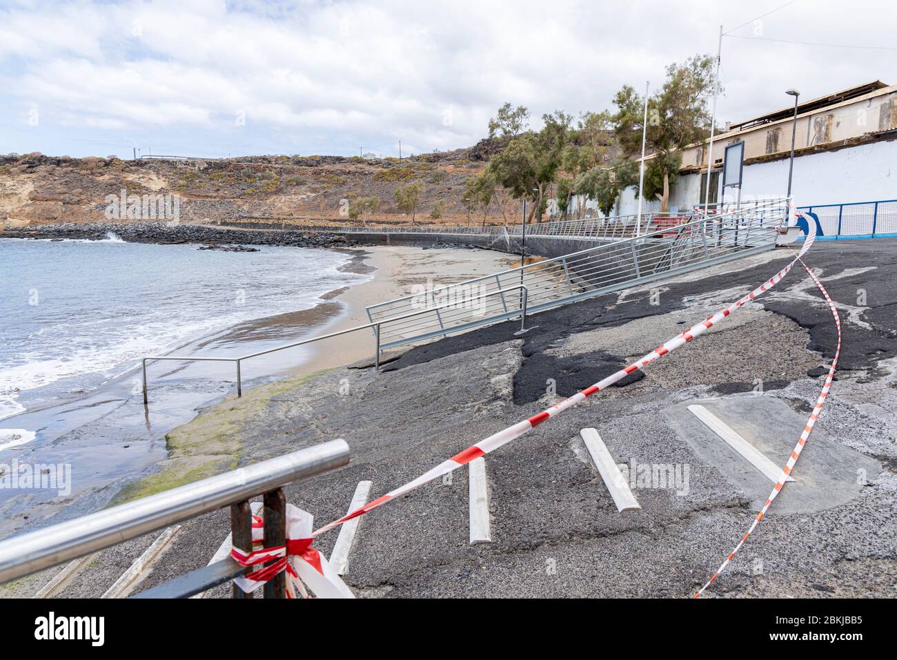 La via di El Puertito e l'accesso alla spiaggia si sono registrati durante la convida 19 lockdown nella zona turistica di Costa Adeje, Tenerife, Isole Canarie Foto Stock