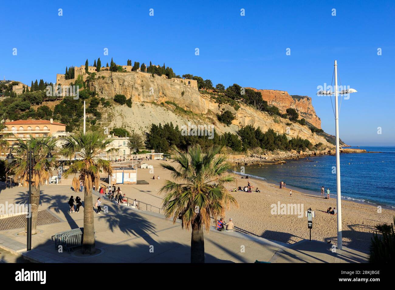 Francia, Bouches du Rhone, Cassis, la Grande Mer spiaggia, Cap Canaille, Soubeyranes scogliere sullo sfondo Foto Stock