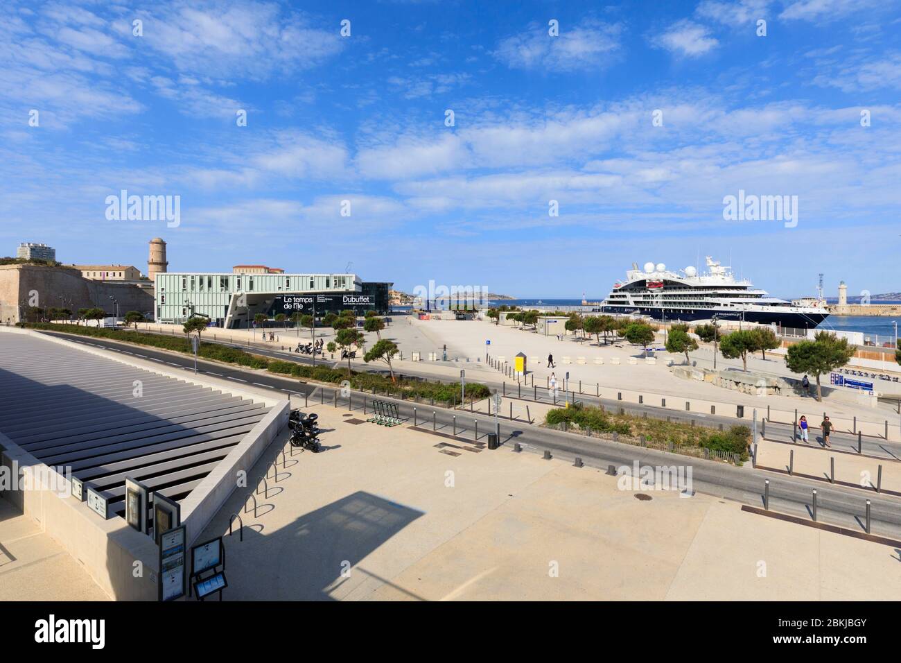 Francia, Bouches du Rhone, Marsiglia, Grand Port Maritime, 2 ° arrondissement, area euromediterranea, quartiere la Joliette, boulevard du Littoral, J4 Esplanade sullo sfondo Foto Stock