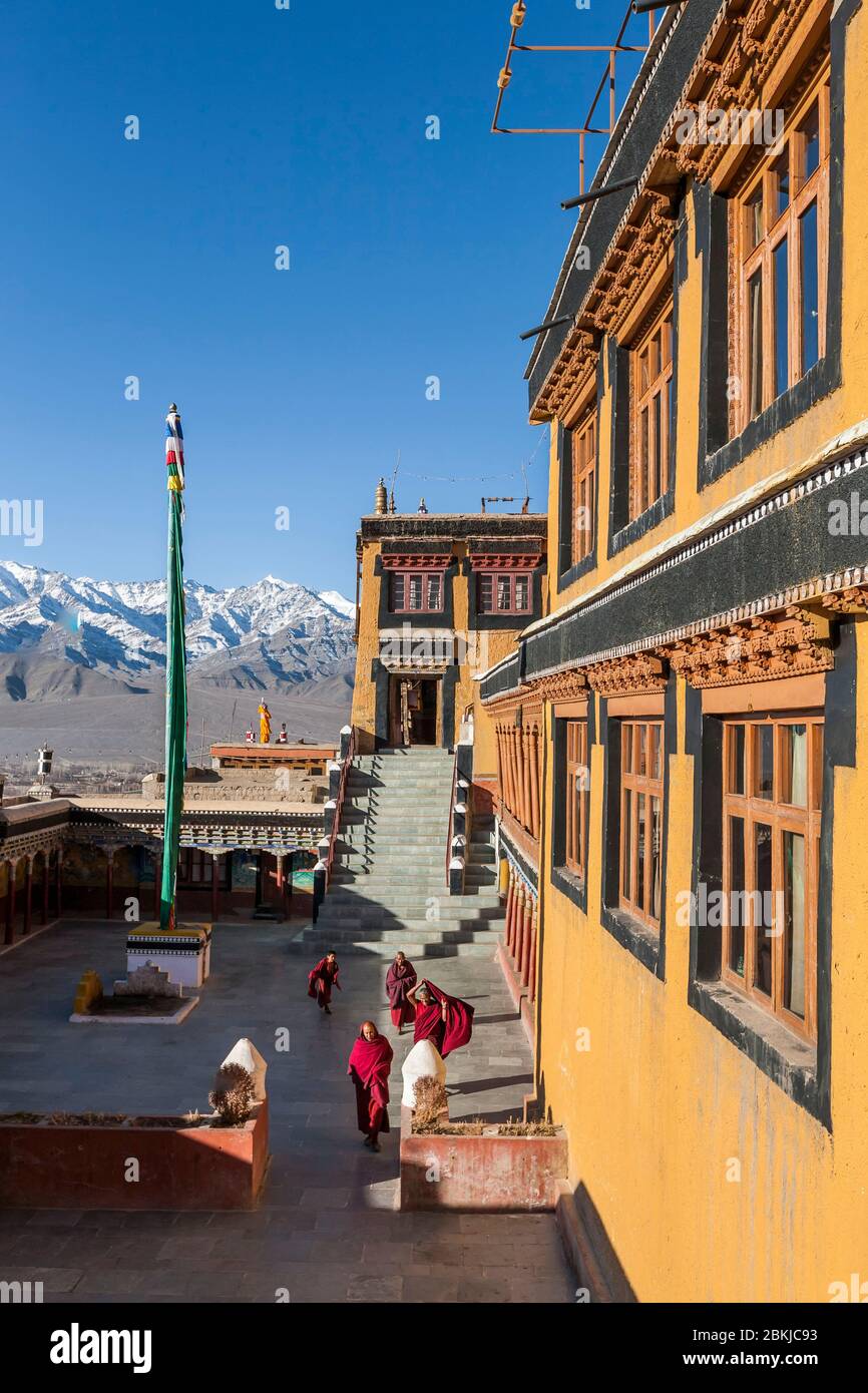 India, Jammu e Kashmir, Ladakh, Thiksey Gompa, monaci a piedi nel monastero e vista elevata sulla valle dell'Indo, altitudine 3600 metri Foto Stock