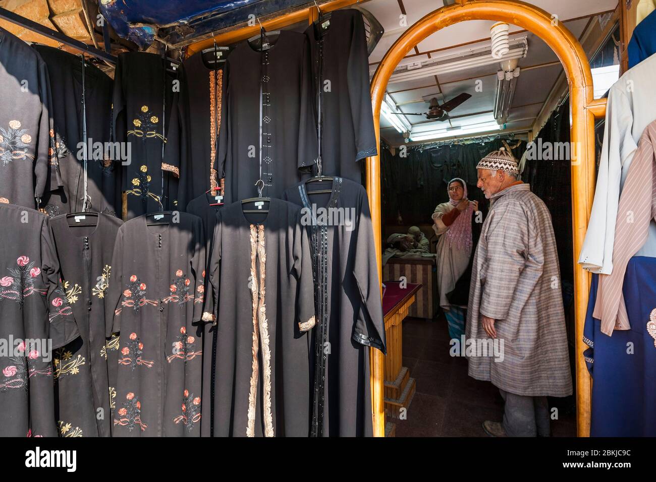 India, Jammu e Kashmir, Srinagar, clienti in negozio di abbigliamento per donne musulmane Foto Stock