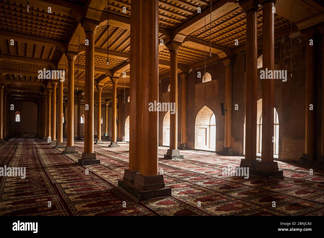 India, Jammu e Kashmir, Srinagar, moschea Jamia Masjid, sala di preghiera Foto Stock