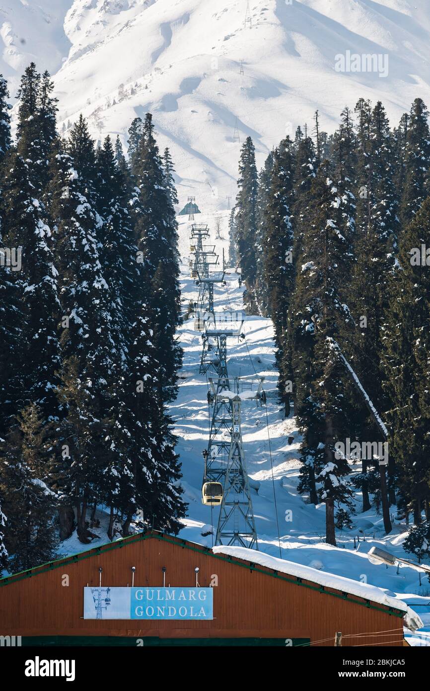 India, Jammu e Kashmir, Gulmarg, partenza della funivia Gondola, altitudine 2700 metri Foto Stock