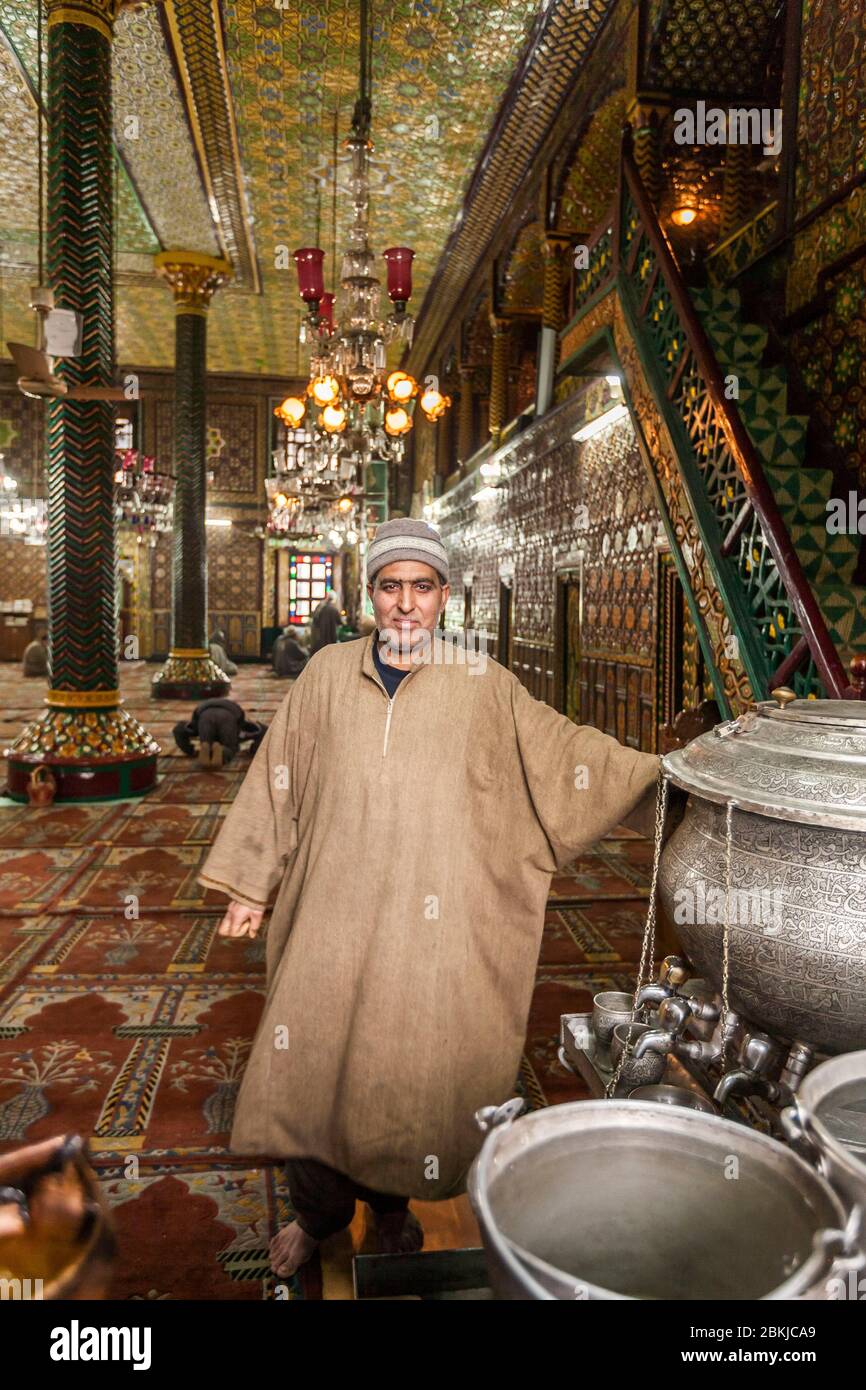 India, Jammu e Kashmir, Srinagar, Shah-e-Hamadan Masjid moschea, anche chiamato Khanqah-e-Moula, sala di preghiera, uomo che indossa il ferano, tradizionale lana kashmiri poncho Foto Stock