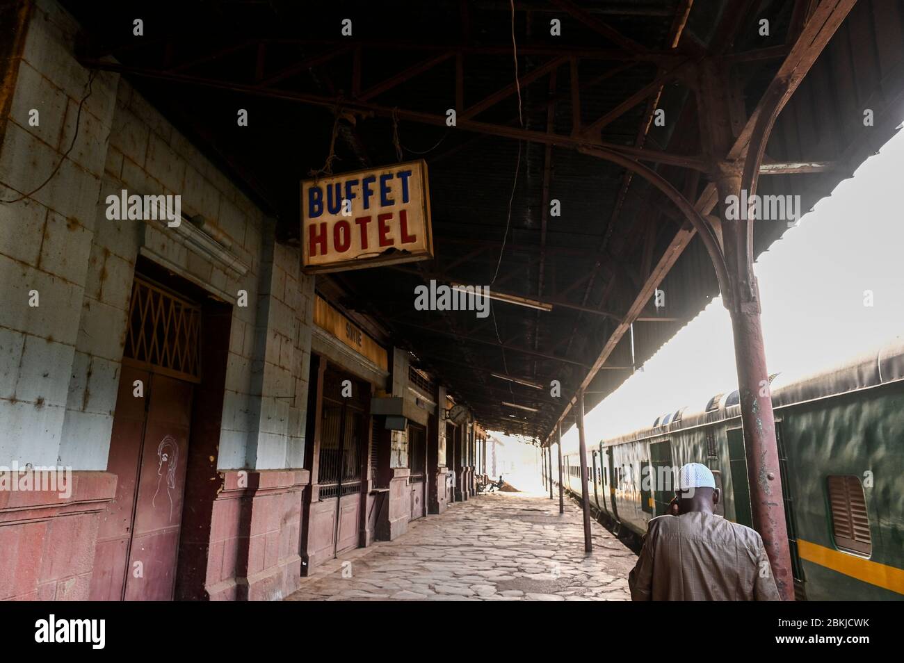 MALI, Bamako, stazione ferroviaria, edificio coloniale dal tempo coloniale francese, vagone passeggeri fatto in India, la linea ferroviaria è disuso, buffet Hotel /Bahnhof, koloniales Gebaeude aus der französischen Kolonialzeit, Bahnlinie Bamako-Dakar stillgelegt Foto Stock