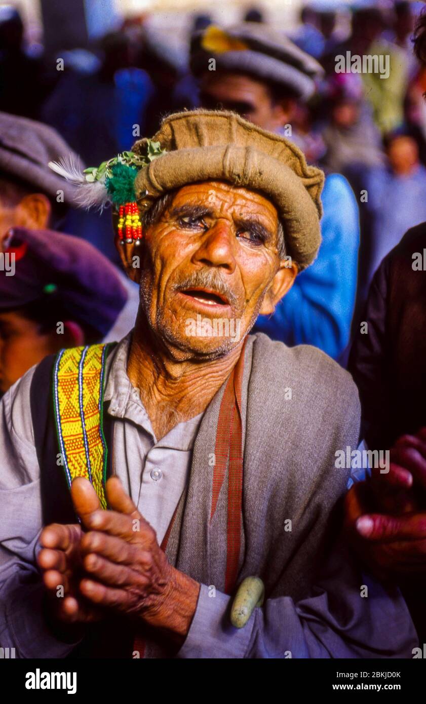 Pakistan, massiccio indù di Kouch, provincia di Chitral, confine con l'Afghanistan, villaggi e valli-rifugio del Kalash o Kalasha, un popolo indù-europeo di religione politeistica, minacciato, come ultima tribù non musulmana del Pakistan, festa di joshi, kasi o salvia evocando la lunga catena di generazioni, e la perpetuazione della cultura kalasha, da tempo immemorabile Foto Stock