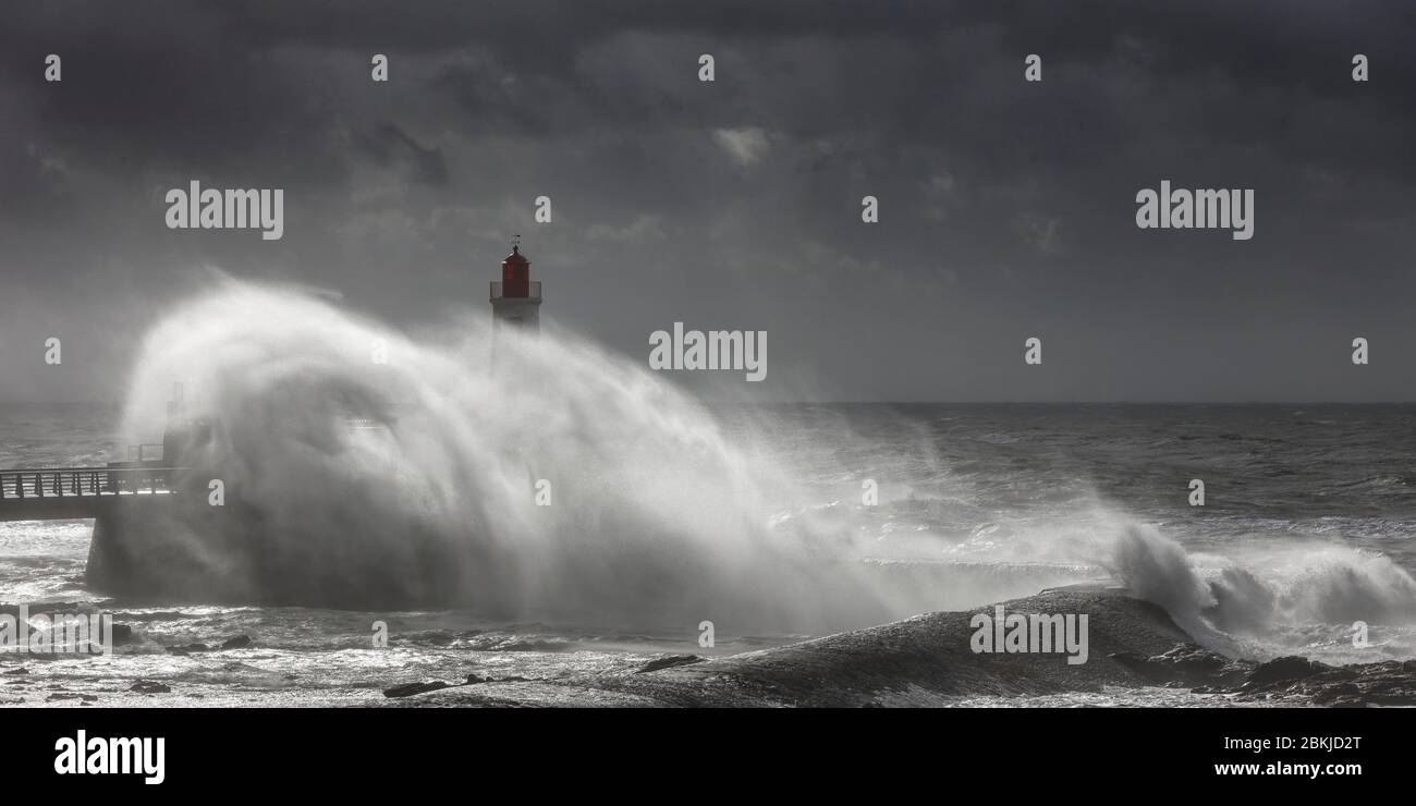 Francia, Vendee, Les Sables d'Olonne, faro del canale del porto durante la tempesta Leon Foto Stock