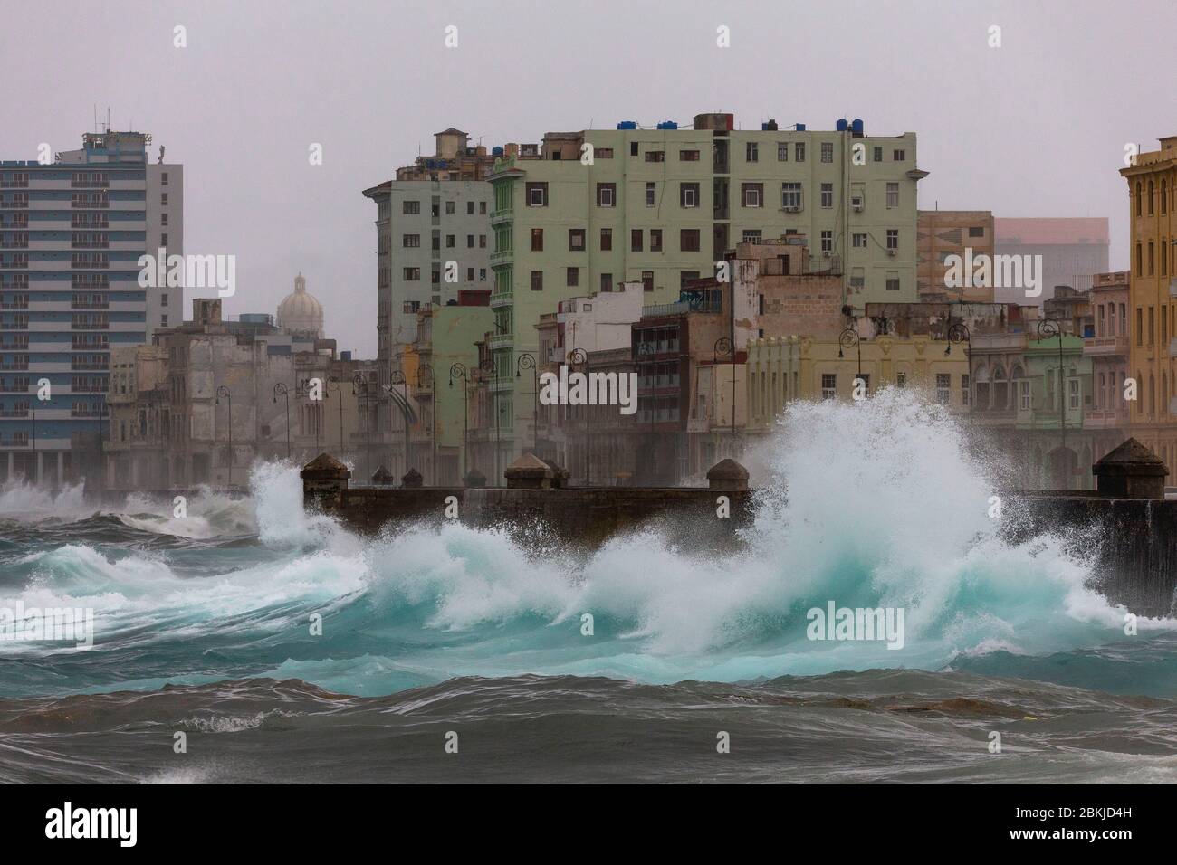 Cuba, provincia di Ciudad de la Habana, Havana, distretto di Centro Habana, sul Malecon, tempesta sul Malecon Foto Stock