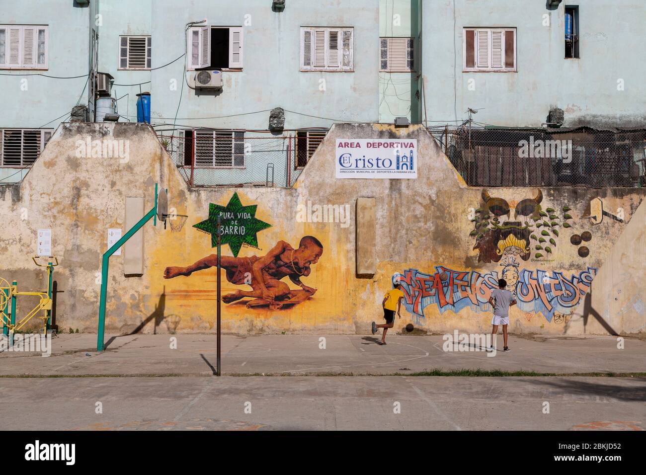 Cuba, l'Avana, il quartiere di Habana Vieja, classificato come Patrimonio dell'Umanità dall'UNESCO, plaza del Cristo, giovani che giocano a pallacanestro Foto Stock