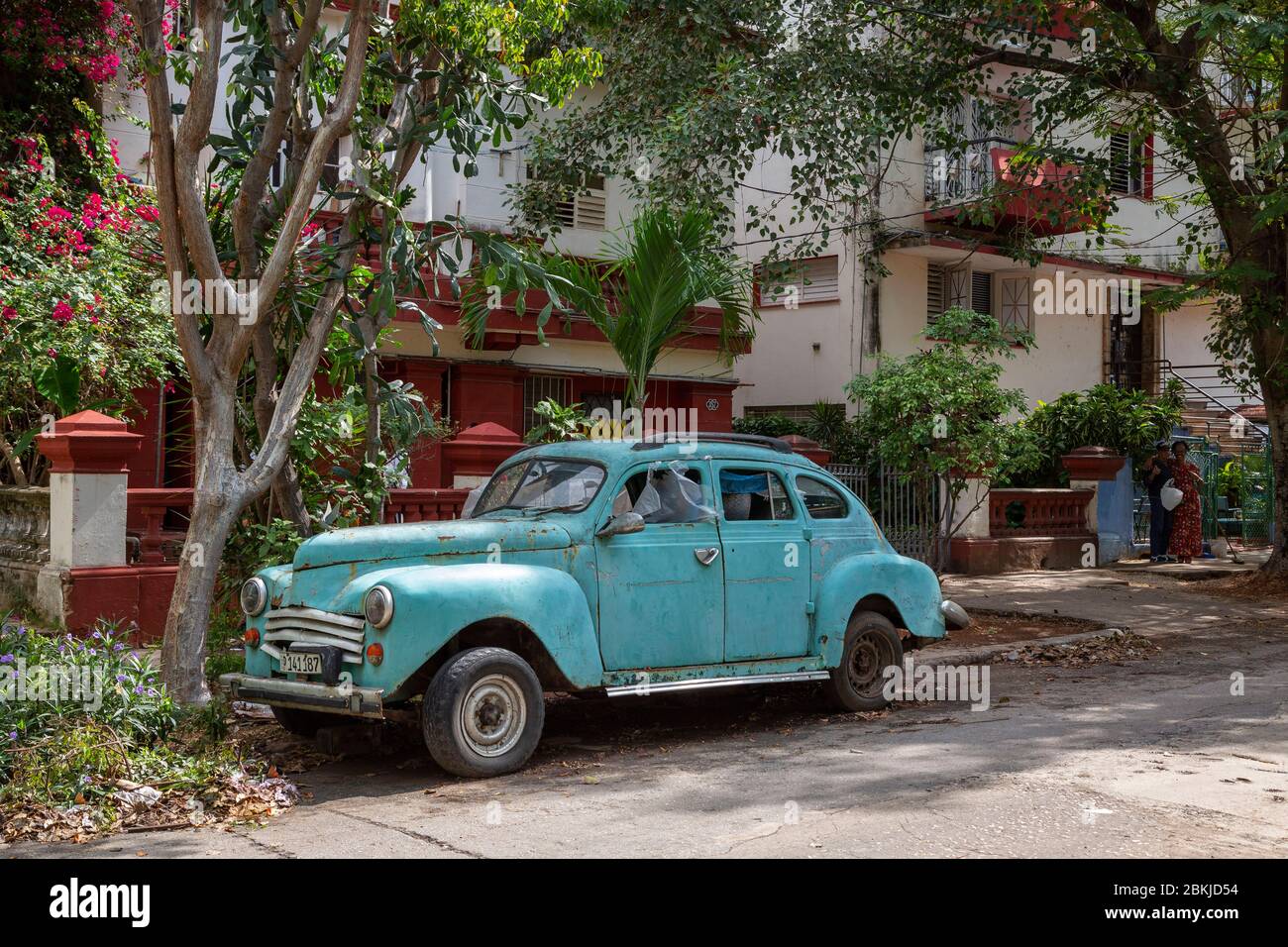 Cuba, l'Avana, il quartiere di Vedado, vecchia auto americana di fronte al parco John Lennon Foto Stock